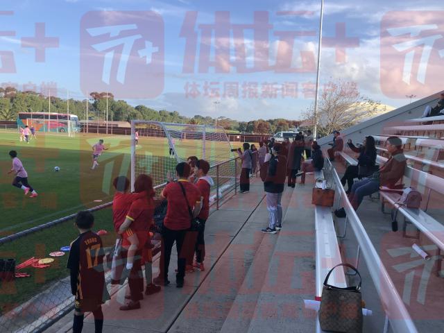 kaiyun-女足训练开放日受球迷追捧 王霜亲切签名与互动