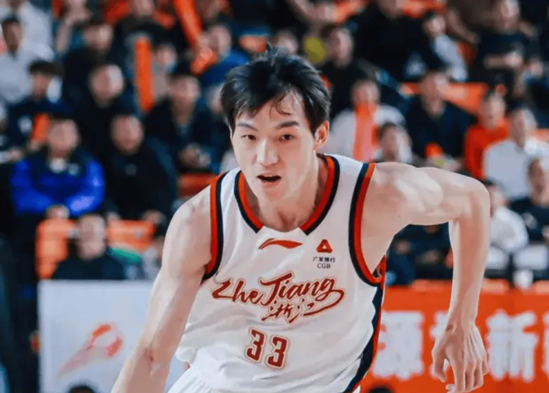 开云在线-吴前半场投篮3中2，三分2中1得到5分1篮板1助攻